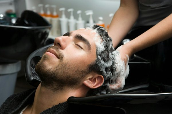 L'importance de l'après-shampoing dans la routine capillaire masculine détaillée